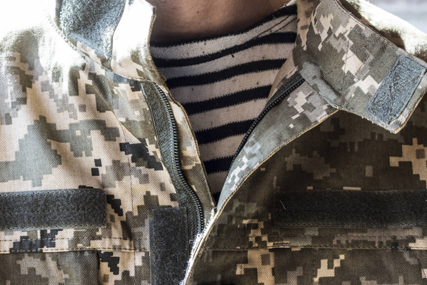 Sotilasunivormu sotilaalle, lähikuva
 - Valokuva, kuva