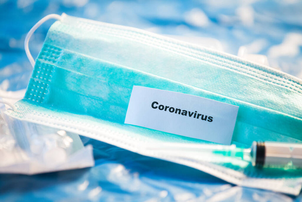Coronavirus vakcina palack kék orvosi háttér - Fotó, kép