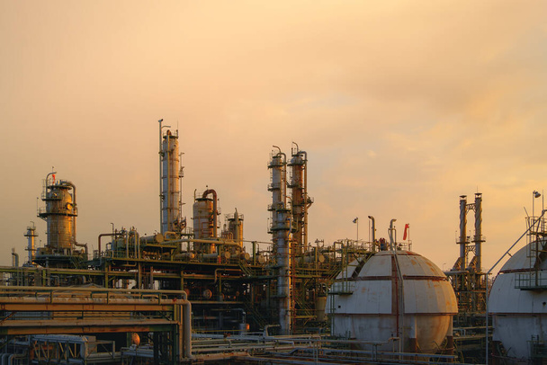 Öl- und Gasraffinerie Hose auf orangefarbenem Himmel Hintergrund, petrochemische Industrieanlage - Foto, Bild