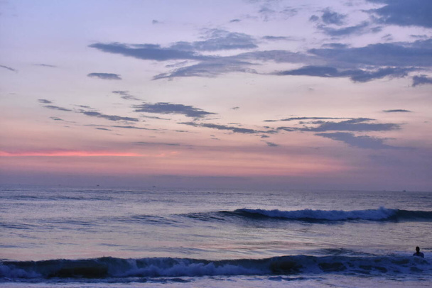 namodralá barva přírody s malými vlnami v Goa - Fotografie, Obrázek