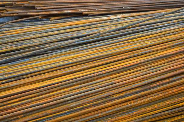 Iron metal rusty yellow bars of industrial building reinforcement from corrugated reinforcement for the construction of buildings made of reinforced concrete. Texture, background - Foto, Bild