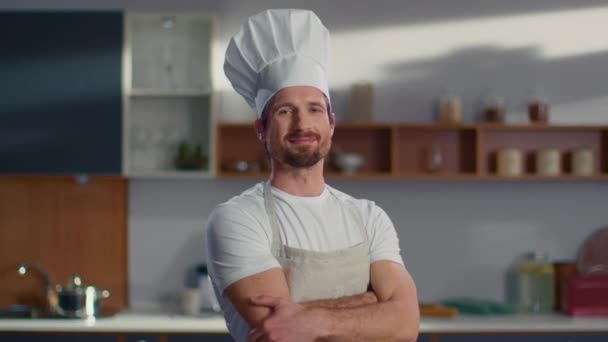Retrato del chef parado en el lugar de trabajo. Hombre cruzando las manos en la cocina
 - Metraje, vídeo