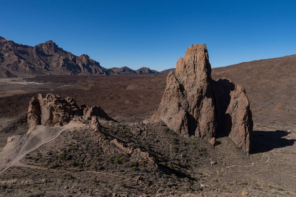 Näkymä laavakentälle ja vulkaaniseen muodostumiseen Roques de Garcian alueella Teiden kansallispuistossa, Teneriffalla, Kanariansaarilla, Espanjassa - Valokuva, kuva