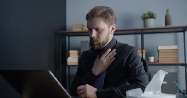 Man Coughing in Office - Metraje, vídeo