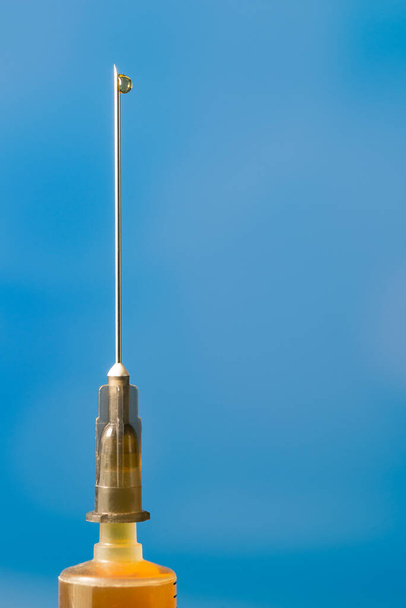 Medische injectienaald close-up met ruimte voor handtekening - Foto, afbeelding