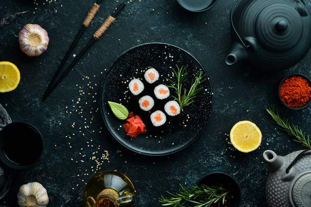 Sushi maki with salmon. Pieces of delicious sushi. Japanese cuisine - Фото, зображення