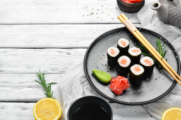 Sushi maki with salmon. Pieces of delicious sushi. Japanese cuisine - 写真・画像