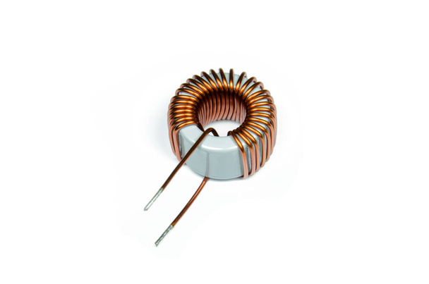 Bobinas de cobre del inductor aisladas sobre fondo blanco
 - Foto, Imagen