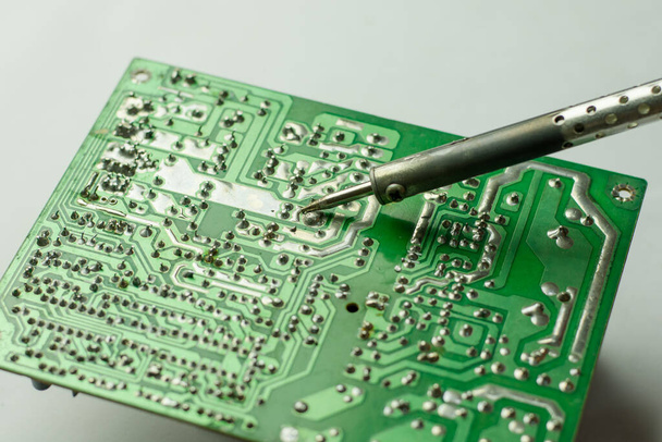Reparatie van elektronische apparatuur, soldeeronderdelen voor tin - Foto, afbeelding