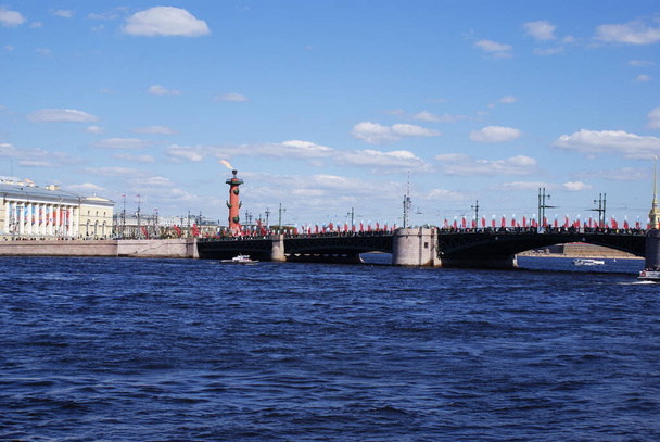 Πλοίο αναψυχής στον ποταμό Neva, Αγία Πετρούπολη. - Φωτογραφία, εικόνα