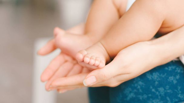 gelukkig moederschap tedere liefde bescherming baby voeten - Foto, afbeelding