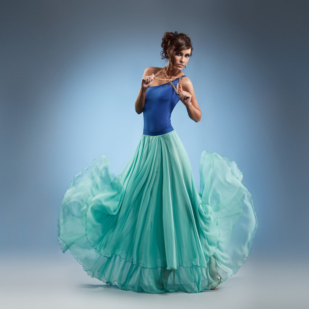 Chica en vestido de color azul turquesa
 - Foto, imagen