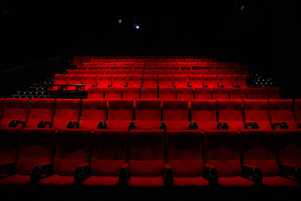 Rode kleur Cinema stoelen zonder mensen. - Foto, afbeelding