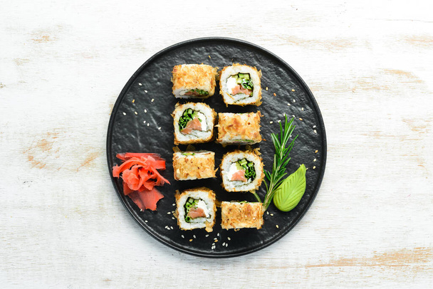 Sushi Bonito with salmon, cheese and tuna chips. Traditional Japanese sushi rolls - Foto, afbeelding