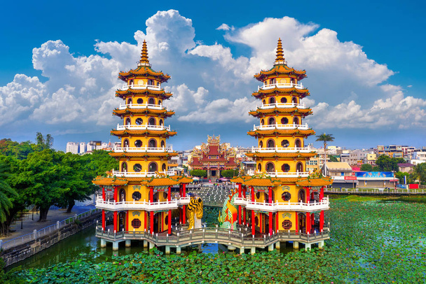 Dragon and Tiger Pagodas in Kaohsiung, Taiwan. - Zdjęcie, obraz