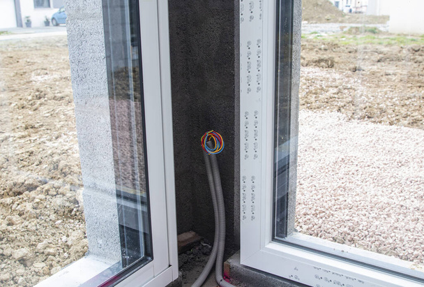 la construction du câblage électrique de la maison dans une ondulation isolée - Photo, image