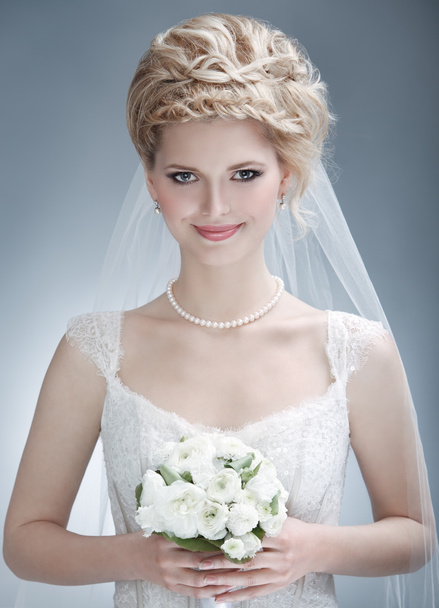 bride with flowers - Фото, зображення