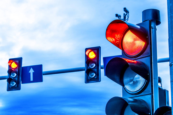 Semáforos sobre intersección urbana. - Foto, Imagen