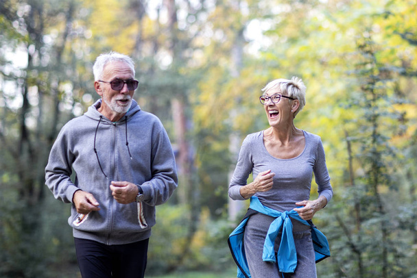 Starší pár muž a žena jogging v parku - Fotografie, Obrázek