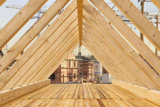 Szyb dachowy z drewnianymi belkami w nowym budynku - Zdjęcie, obraz