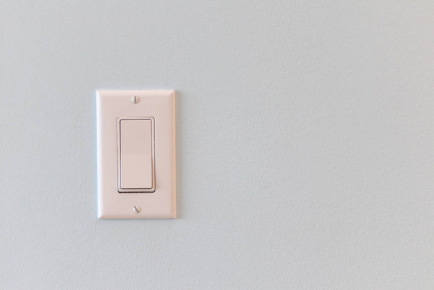 フラットパネルロッカーデザインのライトスイッチは、家の中の壁にあります. - 写真・画像