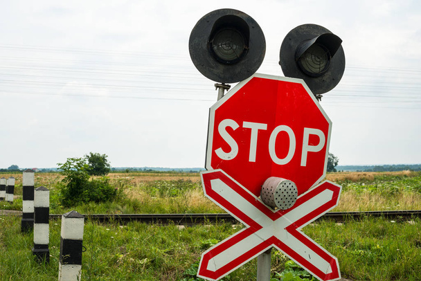 Semáforos, señales de alto y señal de cruce en el cruce de ferrocarril en Ucrania
 - Foto, Imagen