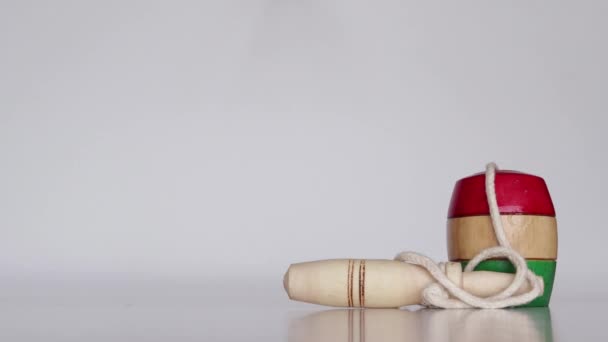 Ruční braní a opouštění tradiční mexické hračky, s názvem "Balero" přes bílé pozadí - Záběry, video