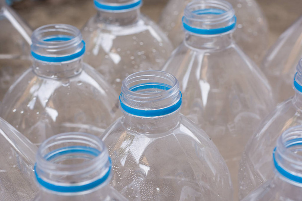 Рядки пляшок води
 - Фото, зображення
