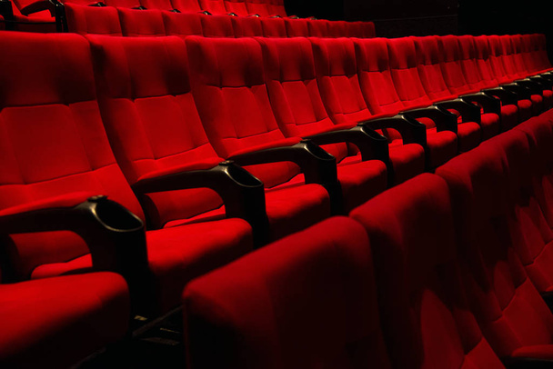 Punainen väri Cinema istuimet ilman ihmisiä
. - Valokuva, kuva