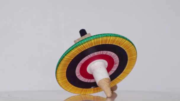 Παραδοσιακή μεξικανική περιστροφή κορυφή περιστρέφεται πάνω από λευκό φόντο - Πλάνα, βίντεο