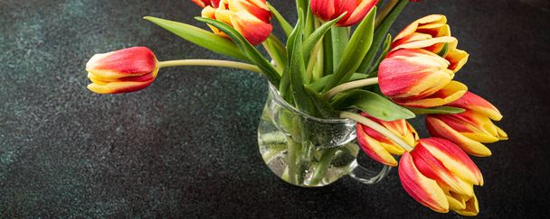 Красные желтые тюльпаны в стеклянных вазах - Фото, изображение