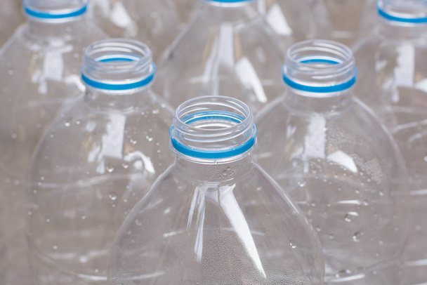 Reihen von Wasserflaschen - Foto, Bild