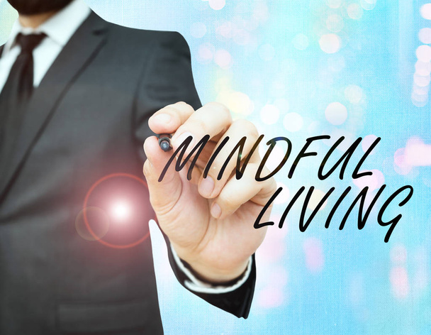 Konceptualny rękopis pokazujący "Mindful Living". Prezentacja zdjęć biznesowych Posiadanie poczucia celu i wyznaczanie celów w życiu. - Zdjęcie, obraz