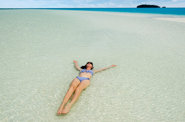 Jovem mulher tomando banho na Lagoa de Aitutaki Ilhas Cook
 - Foto, Imagem