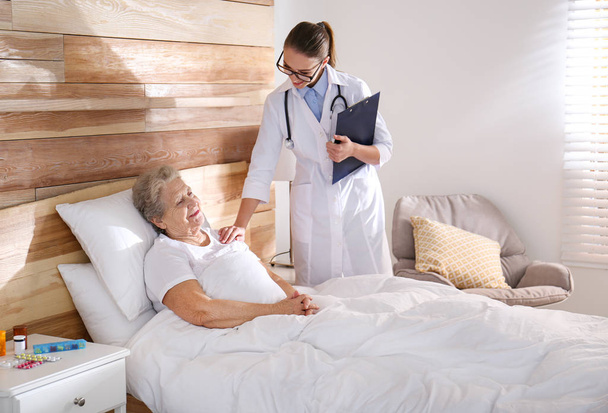 Doctor visiting senior patient in modern hospital - Photo, Image