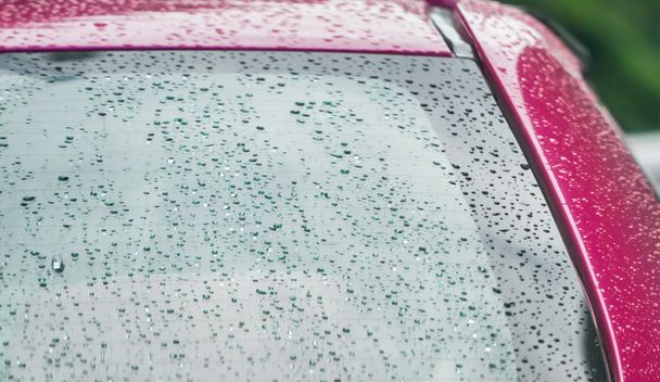 Gotas de lluvia en el coche
 - Foto, imagen