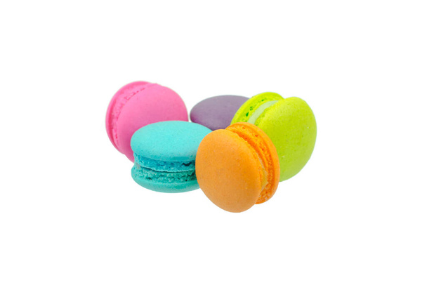 Sweet barevné macarons izolované na bílém pozadí. - Fotografie, Obrázek