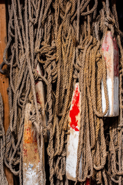 Vintage σχοινιά και σημάνσεις που χρησιμοποιούνται στην αλιεία εδώ και πολύ καιρό. - Φωτογραφία, εικόνα
