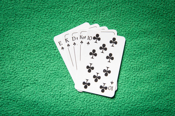 Royal Straight flush v kartách na zeleném stole - Fotografie, Obrázek