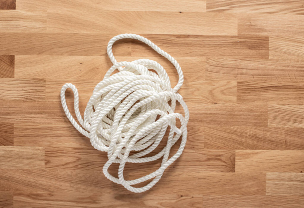 Wit touw op een houten tafel - Foto, afbeelding