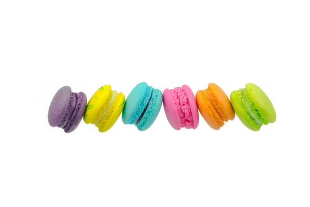 Sweet barevné macarons izolované na bílém pozadí. - Fotografie, Obrázek