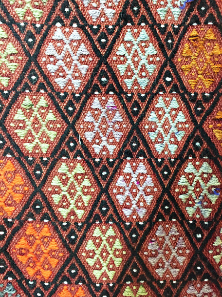 Παραδοσιακό τούρκικο χαλί. Διακοσμητικό γεωμετρικό μοτίβο διαμαντιών. - Φωτογραφία, εικόνα