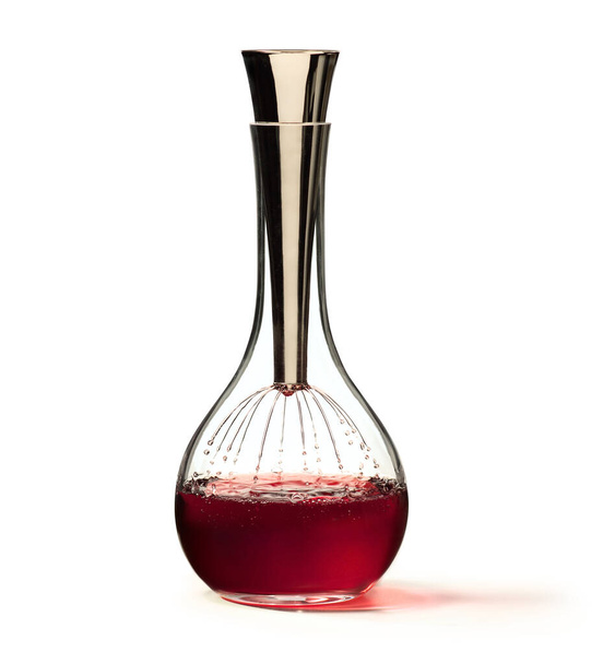 Karafa s červeným vínem, které padá dovnitř, izolované na bílém pozadí - Fotografie, Obrázek