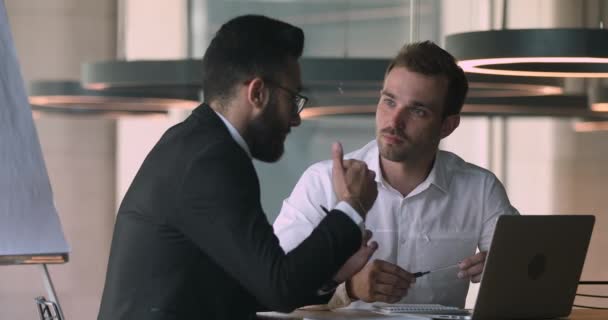Confident salesman financial advisor explaining deal details to arabic client. - Filmati, video
