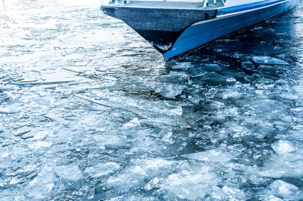 Τόξο πορθμείου που πλησιάζει προβλήτα σε συνθήκες πάγου. - Φωτογραφία, εικόνα