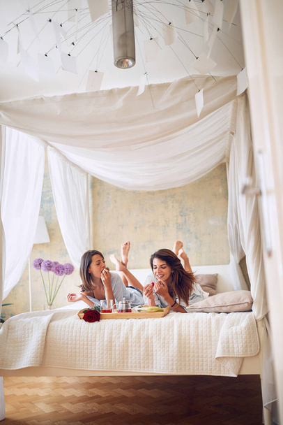 two female having breakfast in bed, copy space. lesbian, breakfast, bed, copy space concept - Foto, Imagem