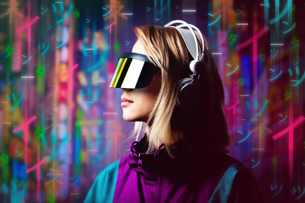 Blondi VR lasit ja 90s urheilu puku japanilainen hieroglyfit ääneen
 - Valokuva, kuva