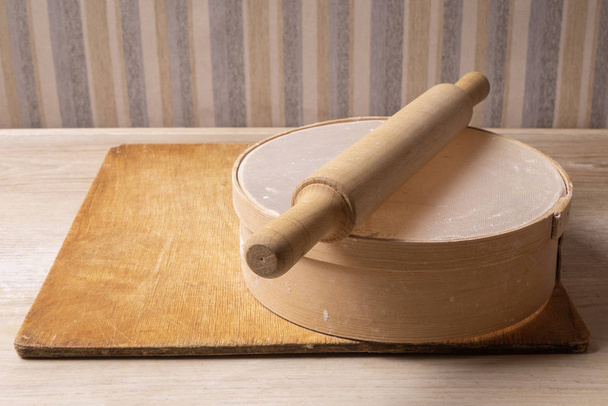 Plywood cutting board, wooden flour sieve and wooden rolling pin - tools for making dough - Foto, Imagen