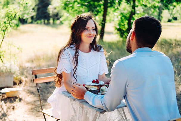 Pareja de amantes en una cita celebrando su compromiso en la mesa al aire libre - Restaurante italiano terasse
 - Foto, Imagen