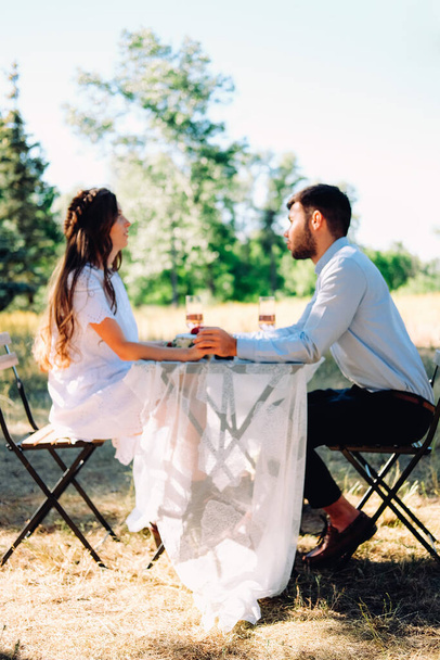 Pár milenců na rande slaví své zasnoubení u jídelního stolu venku - Italská restaurace terasa - výběrové zaměření - Fotografie, Obrázek